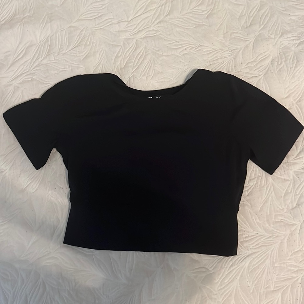 fitted black workout short sleeve top